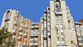 Cine este femeia care a căzut de la etajul 5 al unui bloc din București? Momentul în care s-a prăbușit peste altă femeie a fost filmat